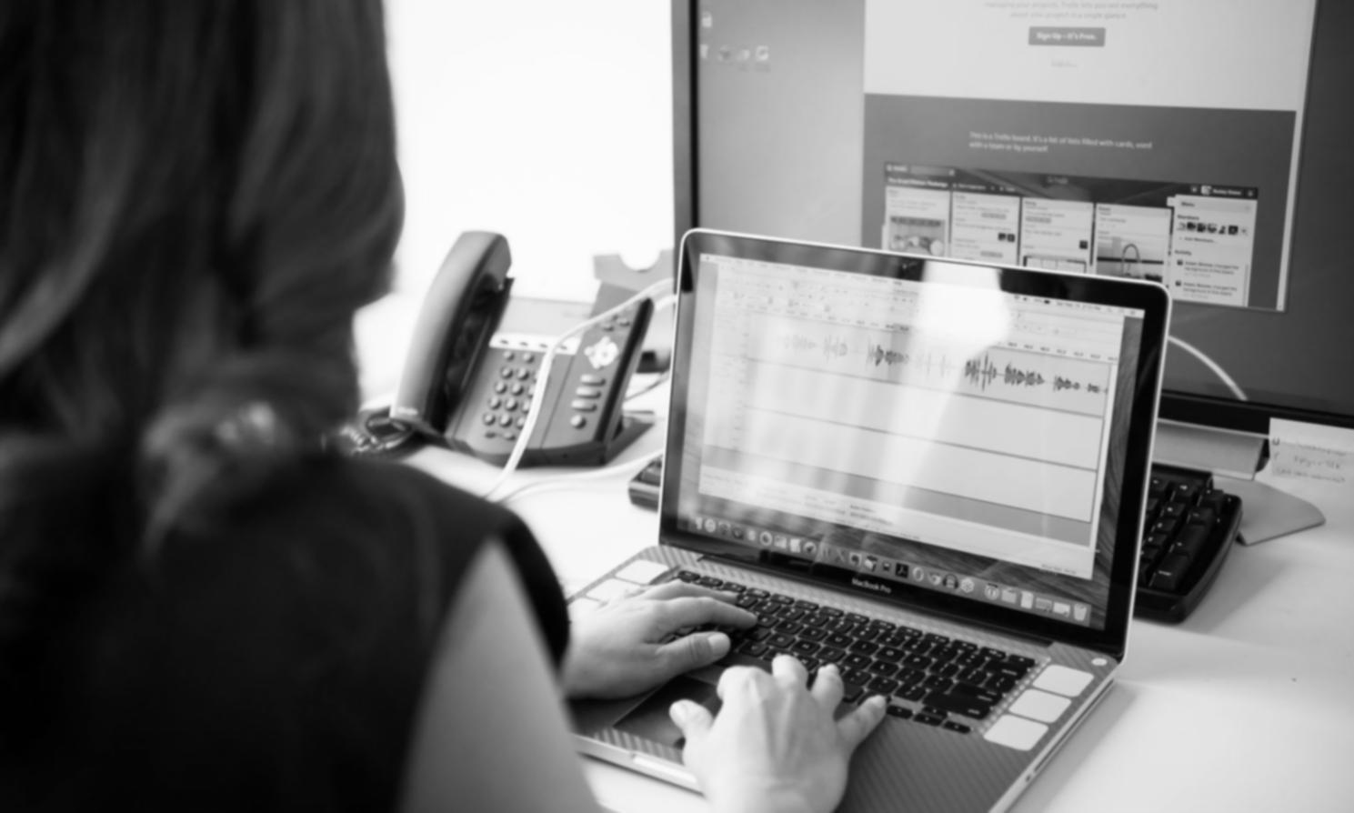 Análisis estadístico de datos financieros mostrando gráficos y tendencias de mercado
